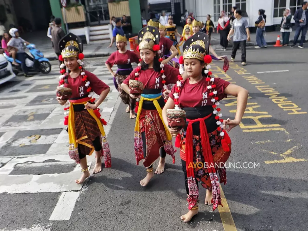 Penari membawakan tarian tradisional di Taman Braga dan depan Gedung YPK, Jalan Naripan, Kota Bandung, Rabu 29 April 2026. (Sumber: Ayobandung.com | Foto: Irfan Al-Faritsi)