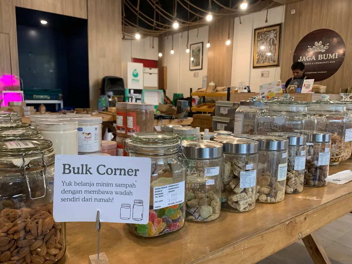 Sudut bulk corner di Jaga Bumi Ecomart, tempat pengunjung mengisi ulang kebutuhan sehari-hari tanpa kemasan sekali pakai. (Sumber: ayobandung.id | Foto: Halwa Raudhatul)