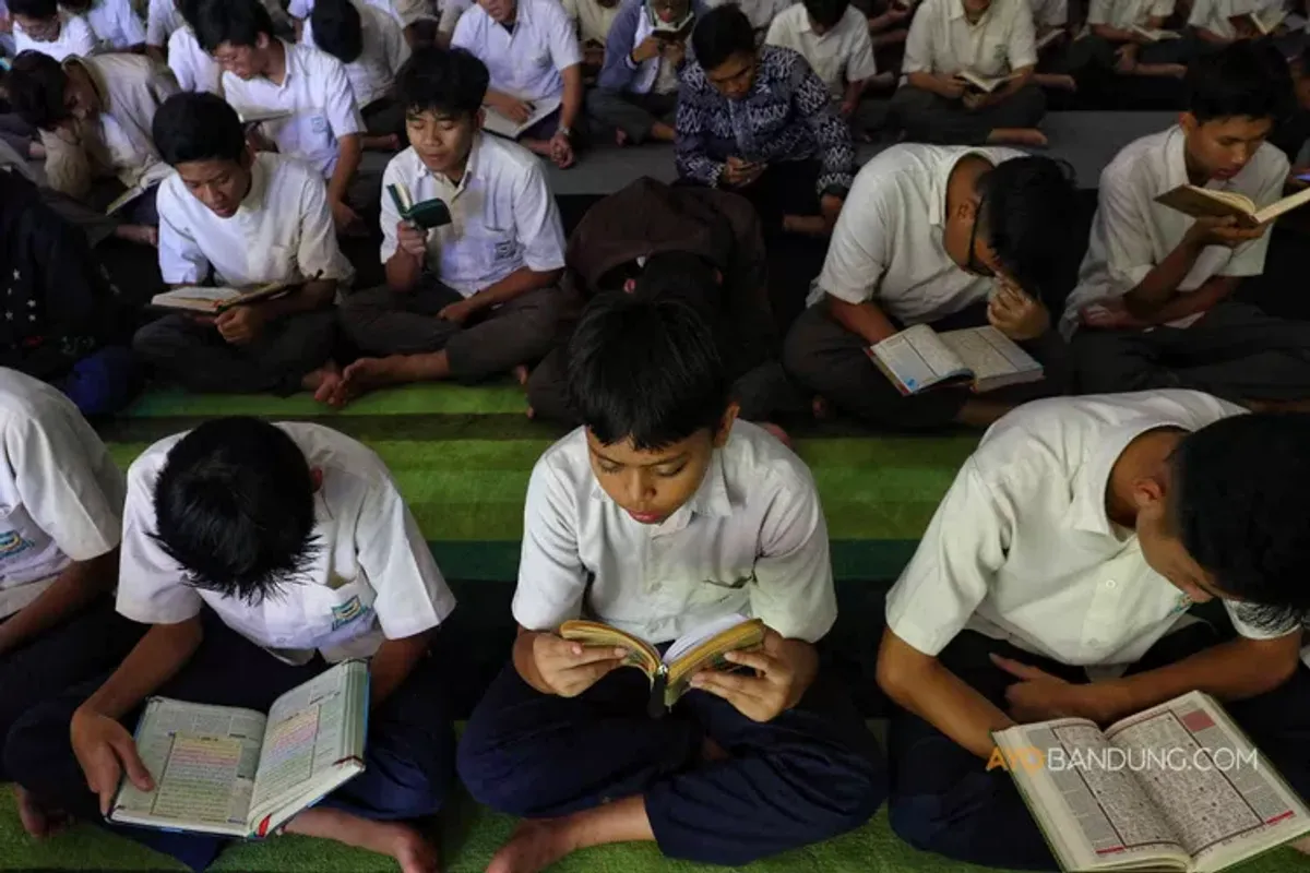 tadarus Al-Quran di Masjid Al-Irsyad pada Kamis, 21 Maret 2024. (Sumber: Ayobandung.com | Foto: Irfan Al-Faritsi)