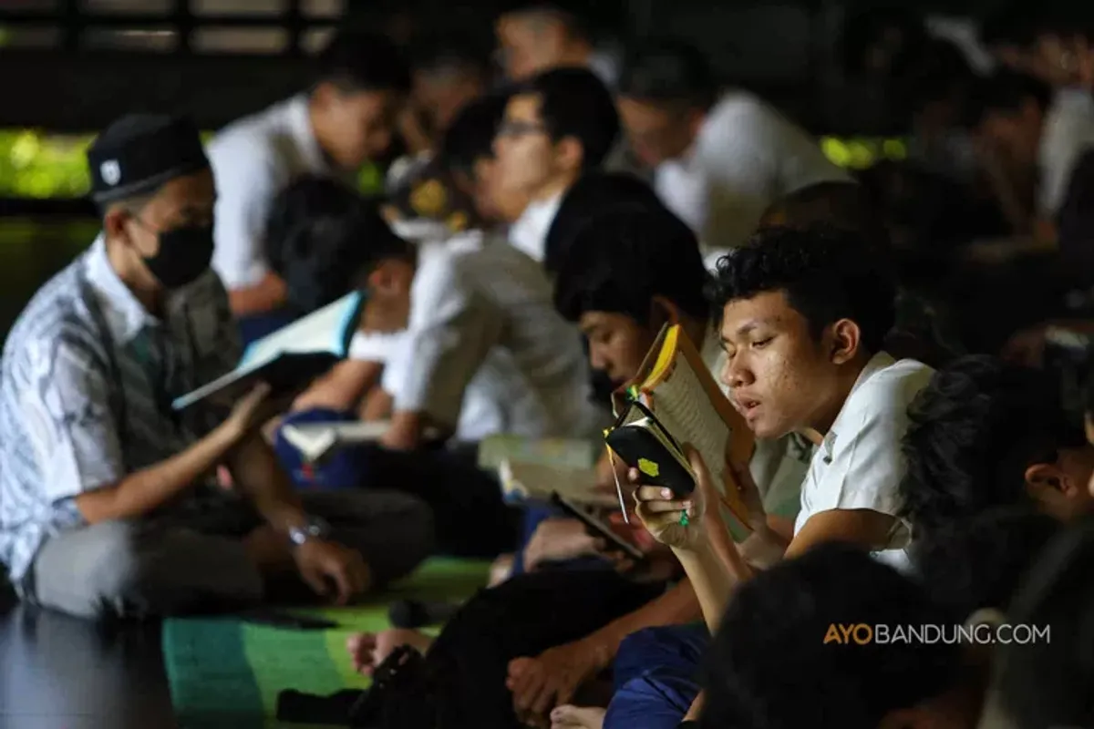 Mari melakukan tadarus Al-Quran di Masjid Al-Irsyad pada Kamis, 21 Maret 2024. (Sumber: Ayobandung.com | Foto: Irfan Al-Faritsi)
