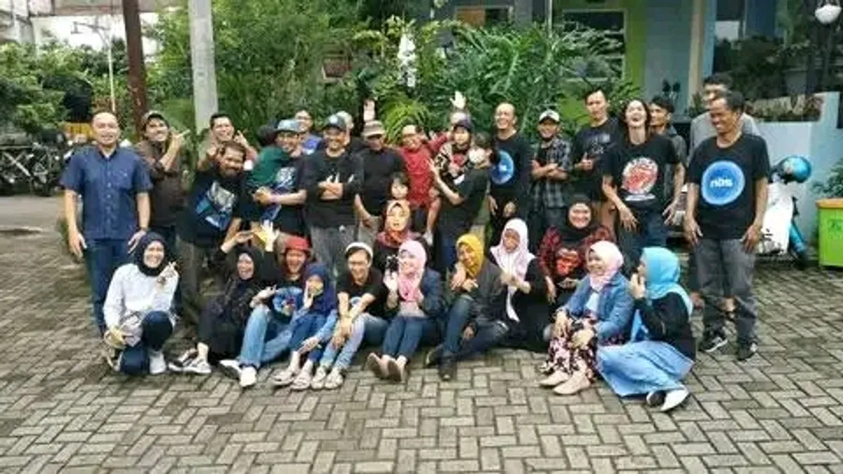 Komunitas pendengar radio di Bandung mengadakan kopdar dan silaturahmi. (Sumber: Dokumentasi Penulis | Foto: Kin Sanubary)
