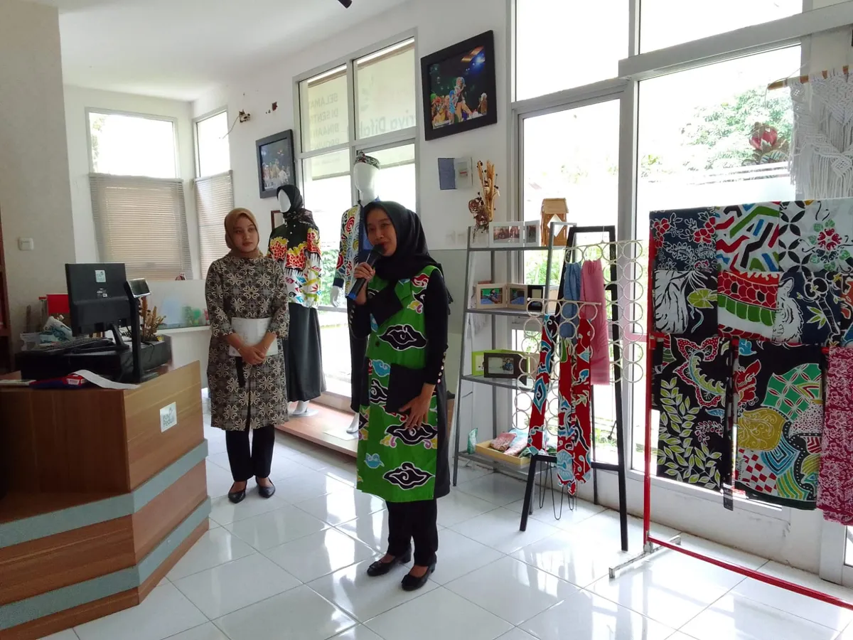 Andina Rahayu (batik hijau) Kepala UPTD Pusat Pelayanan Sosial GHD. (Sumber: Ayobandung.id | Foto: Aris Abdulsalam)