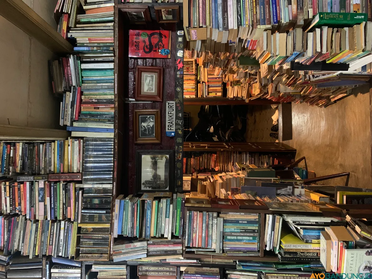 Ribuan koleksi buku tersusun padat di rak-rak sempit Perpustakaan Batu Api. (Sumber: ayobandung.id | Foto: Halwa Raudhatul)