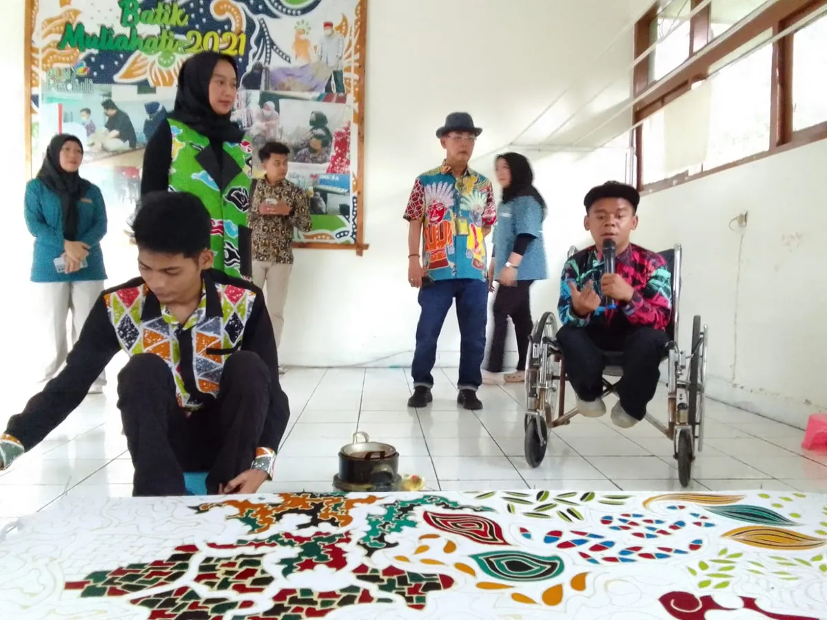 Sebagai koordinator pewarnaan, Nurdin bertanggung jawab atas keselarasan warna di setiap lembar kain. (Sumber: Ayobandung.id | Foto: Aris Abdulsalam)
