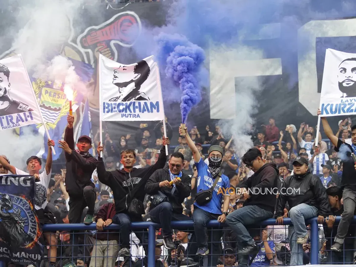 Ribuan bobotoh memadati Stadion Gelora Bandung Lautan Api, Kota Bandung, Kamis 7 Mei 2026. (Sumber: Ayobandung.com | Foto: Irfan Al-Faritsi)