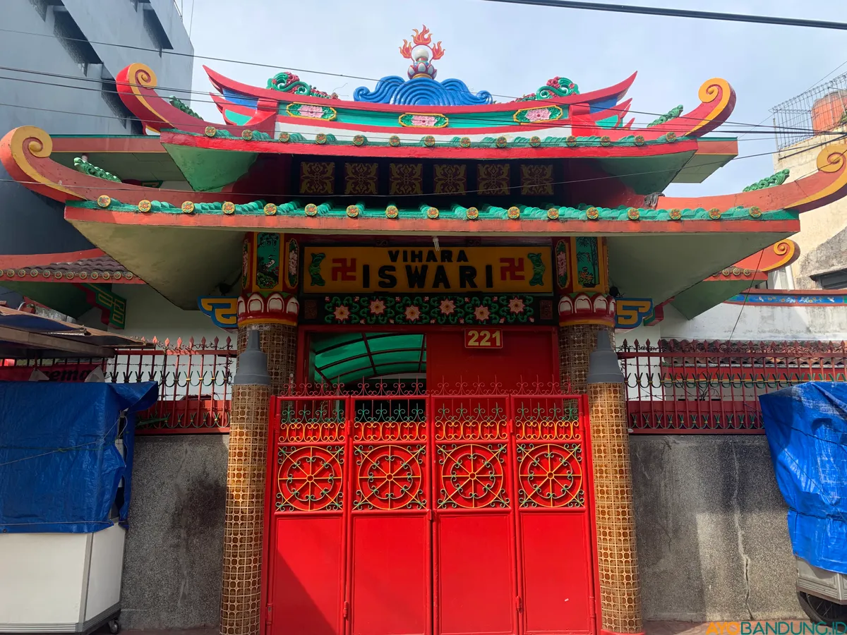 Vihara Iswari dibangun pada 1930 oleh Almh. Alipcih bersama generasi sebelumnya yang membawa patung Buddha dari Tiongkok, serta menjadi vihara pertama di Kota Bandung dengan seluruh pengurus perempuan. (Sumber: ayobandung.id | Foto: Toni Hermawan)