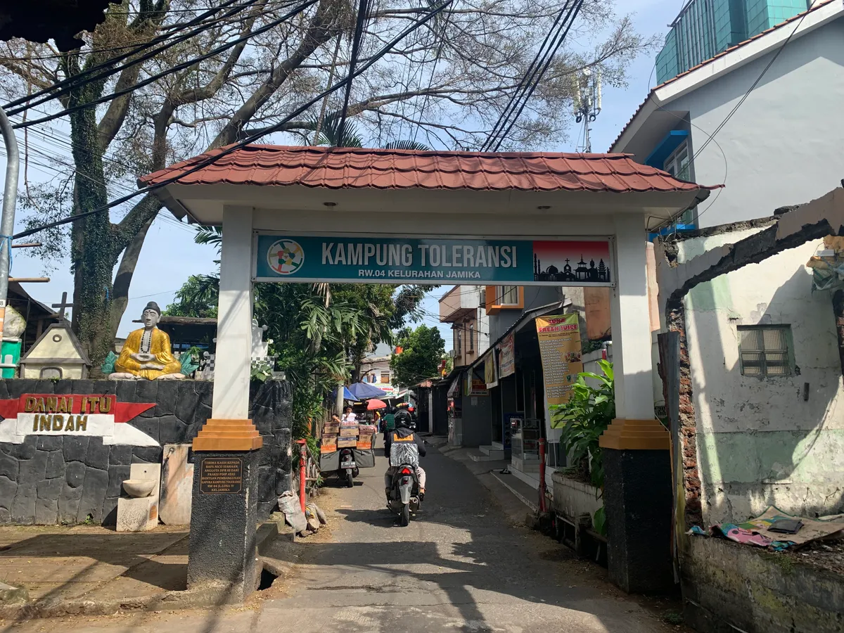 Suasana Kampung Toleransi di Kelurahan Cibadak memperlihatkan kehidupan warga lintas agama yang hidup selaras berdampingan. (Sumber: ayobandung.id | Foto: Toni Hermawan)