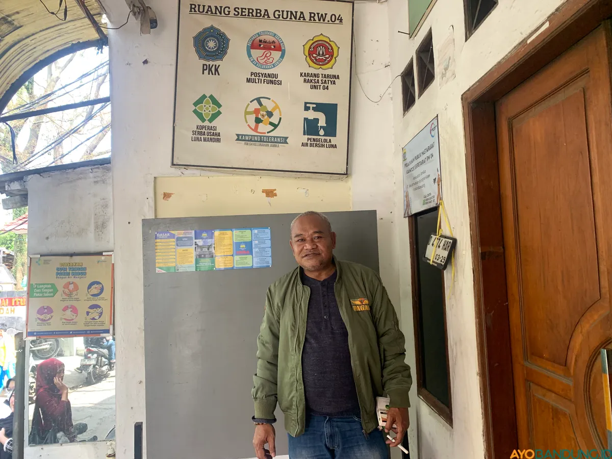Abah Ipan, ketua Linmas Kelurahan Cibadak. (Sumber: ayobandung.id | Foto: Toni Hermawan)