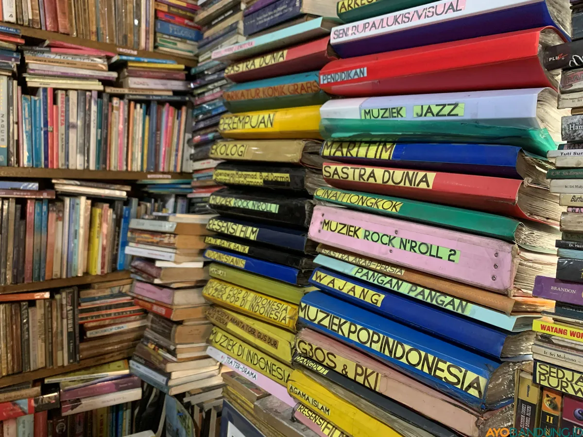 Tumpukan buku di Perpustakaan Batu Api menjadi bagian dari ruang baca alternatif yang telah berdiri sejak 1999. (Sumber: ayobandung.id | Foto: Halwa Raudhatul)