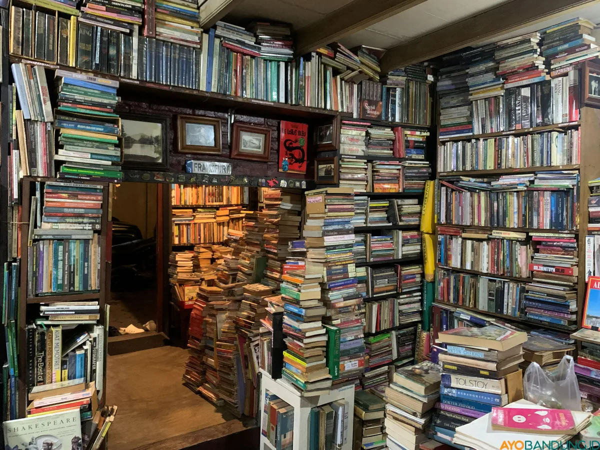 Suasana lorong sempit yang dipenuhi koleksi buku di Perpustakaan Batu Api, Jatinangor. (Sumber: ayobandung.id | Foto: Halwa Raudhatul)