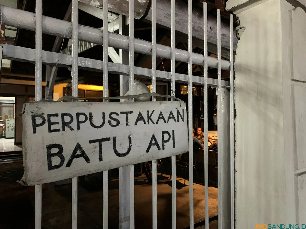 Papan nama Perpustakaan Batu Api terpasang di depan gerbang. (Sumber: ayobandung.id | Foto: Halwa Raudhatul)