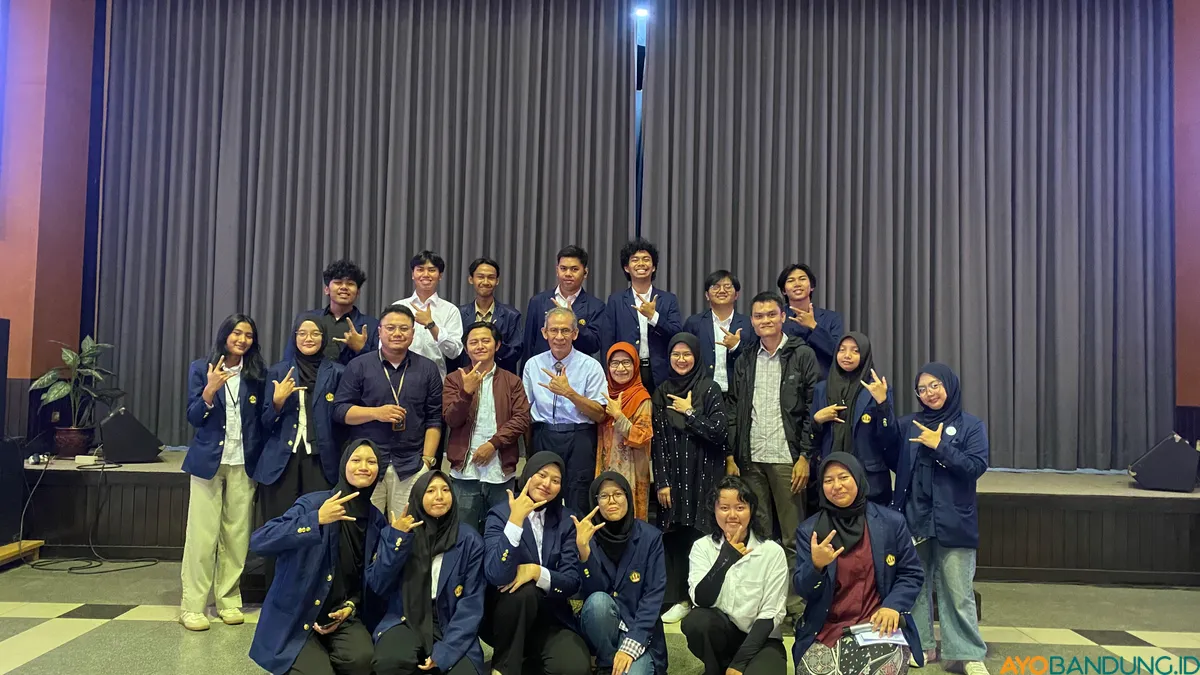 T. Bachtiar berfoto bersama panitia seminar dari Himse Unpad. (Sumber: ayobandung.id | Foto: Halwa Raudhatul)