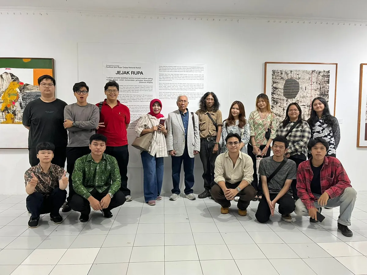 Pak Tjejep Rohendi Bersama Mahasiswa UNPAR (Foto: Shalom Matuankotta)