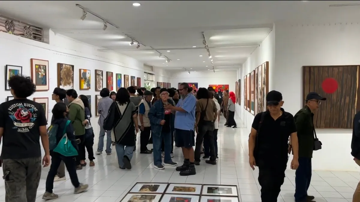 Pengunjung Pameran Jejak Rupa (Foto: Keandra Farrel Raihandika)