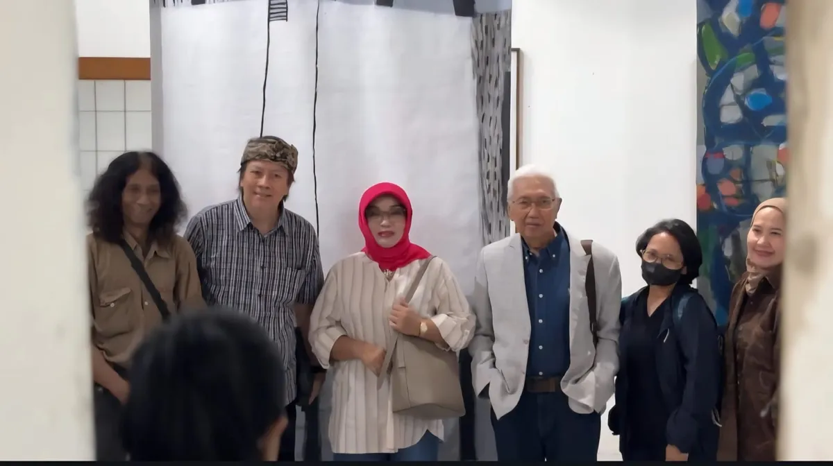 Pak Tjejep Rohendi berserta Ibu Dini Tjejep, Pak Diyanto, dan rekan seniman (Foto: Keandra Farrel Raihandika)