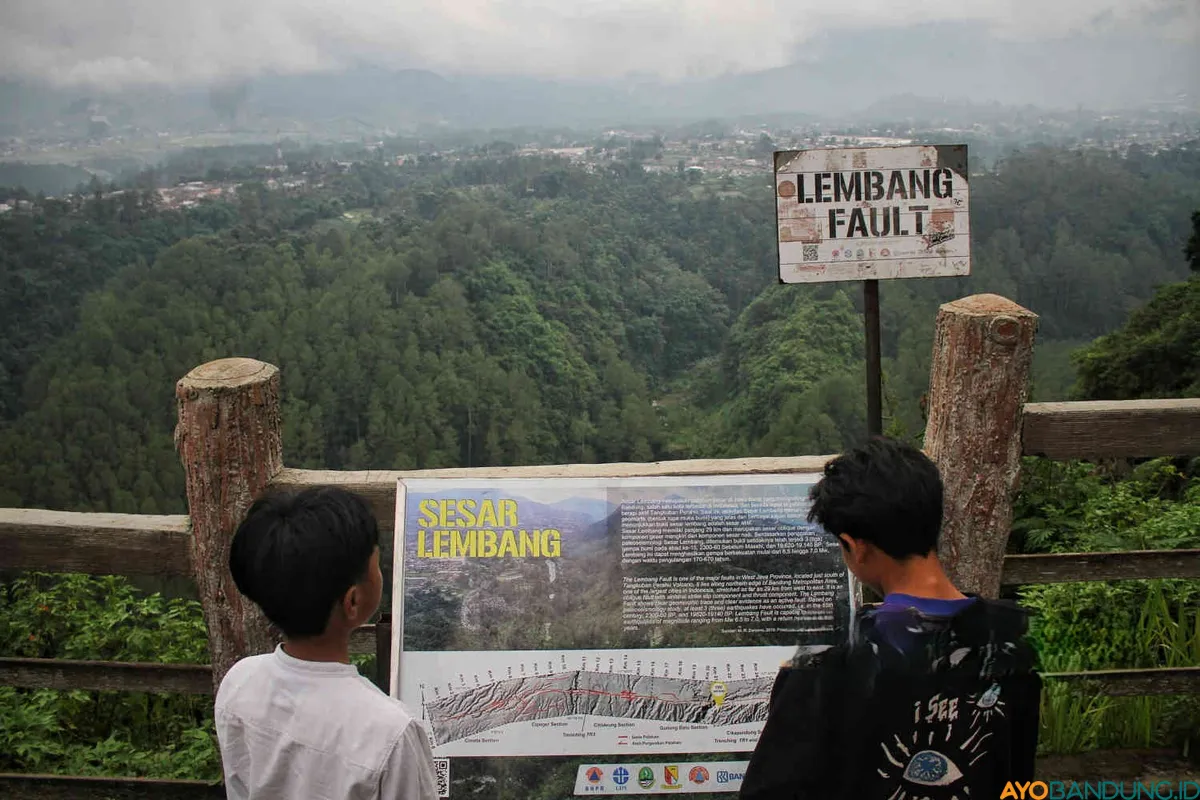 Wisatawan lokal berwisata ke Tebing Keraton yang berada di Cimenyan, Kabupaten Bandung, dan berada di atas permukaan Sesar Lembang, Sabtu 27 April 2024 (Sumber: ayobandung.id | Foto: Irfan Al Faritsi)