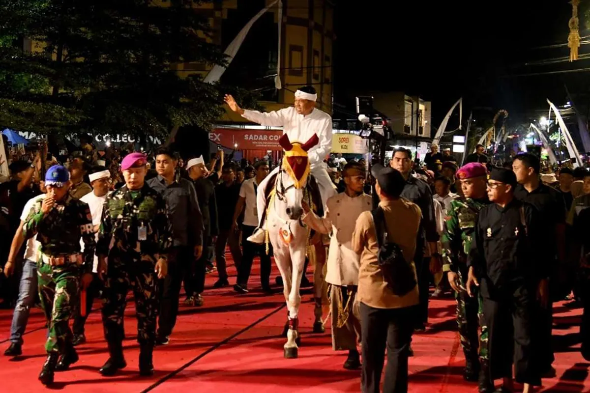 Gubernur Jawa Barat, Dedi Mulyadi, saat Kirab Budaya Napak Tilas Padjadjaran di Kabupaten Sumedang, Sabtu malam (2/5/2026). (Sumber: Pemprov Jabar)
