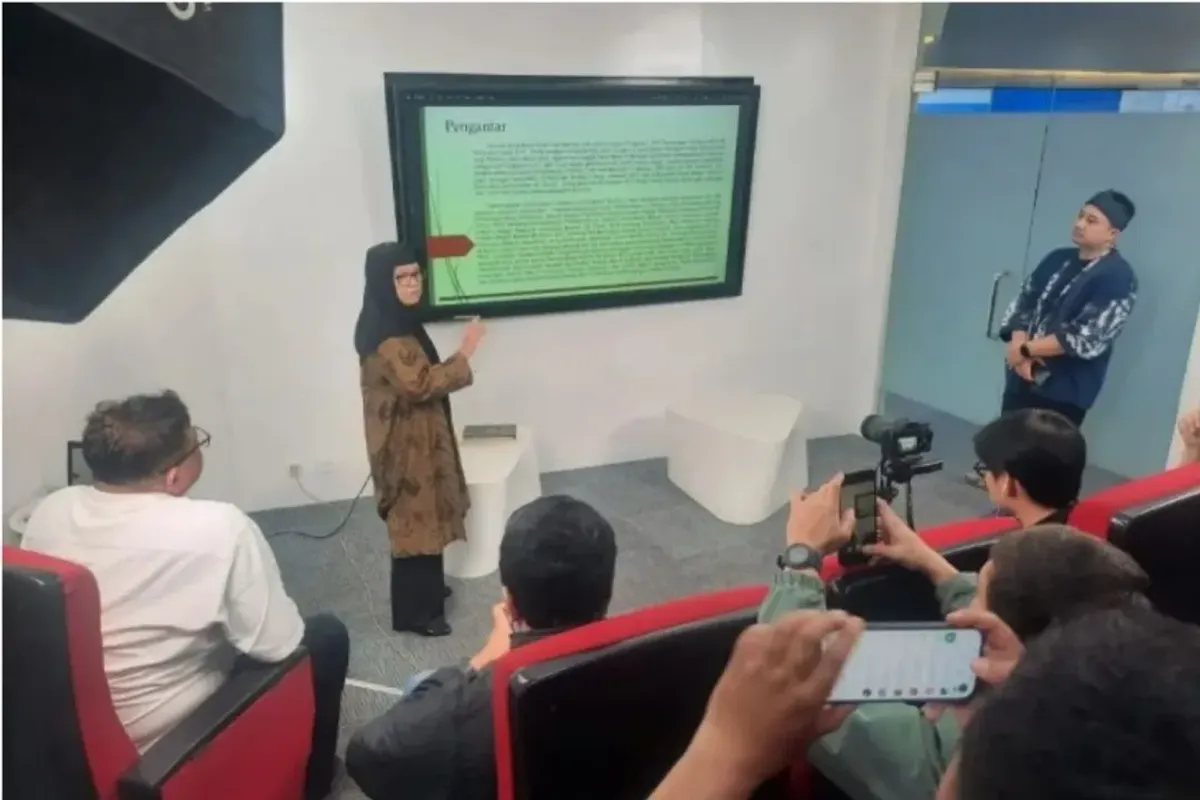 Peneliti sejarah sekaligus dosen Universitas Padjadjaran, Nina Herlina, saat konfrensi pers Hari Tatar Sunda di Gedung Sate, Kota Bandung, Jumat (1/5/2026). (Sumber: dpmptsp.jabarprov.go.id)