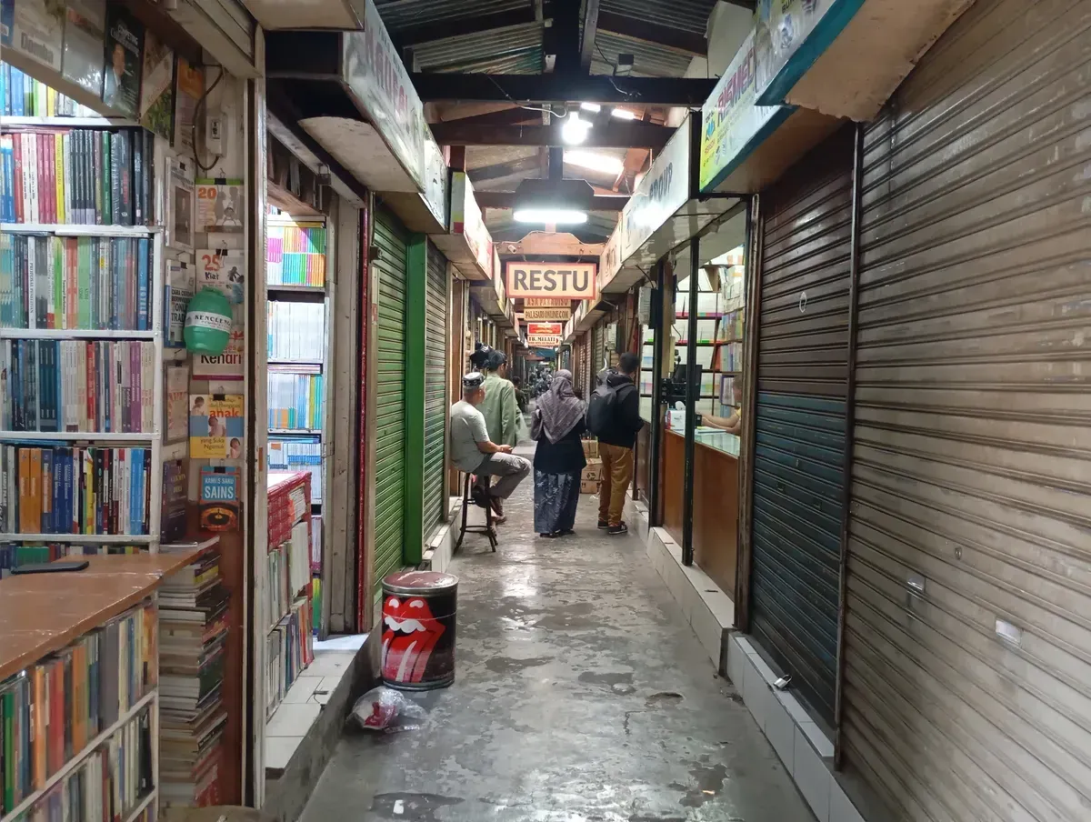 Kondisi Pasar Buku Palasari Bandung kini, terus bertahan di tengah gempuran perubahan zaman. (Sumber: Ayobandung | Foto: Mildan Abdalloh)
