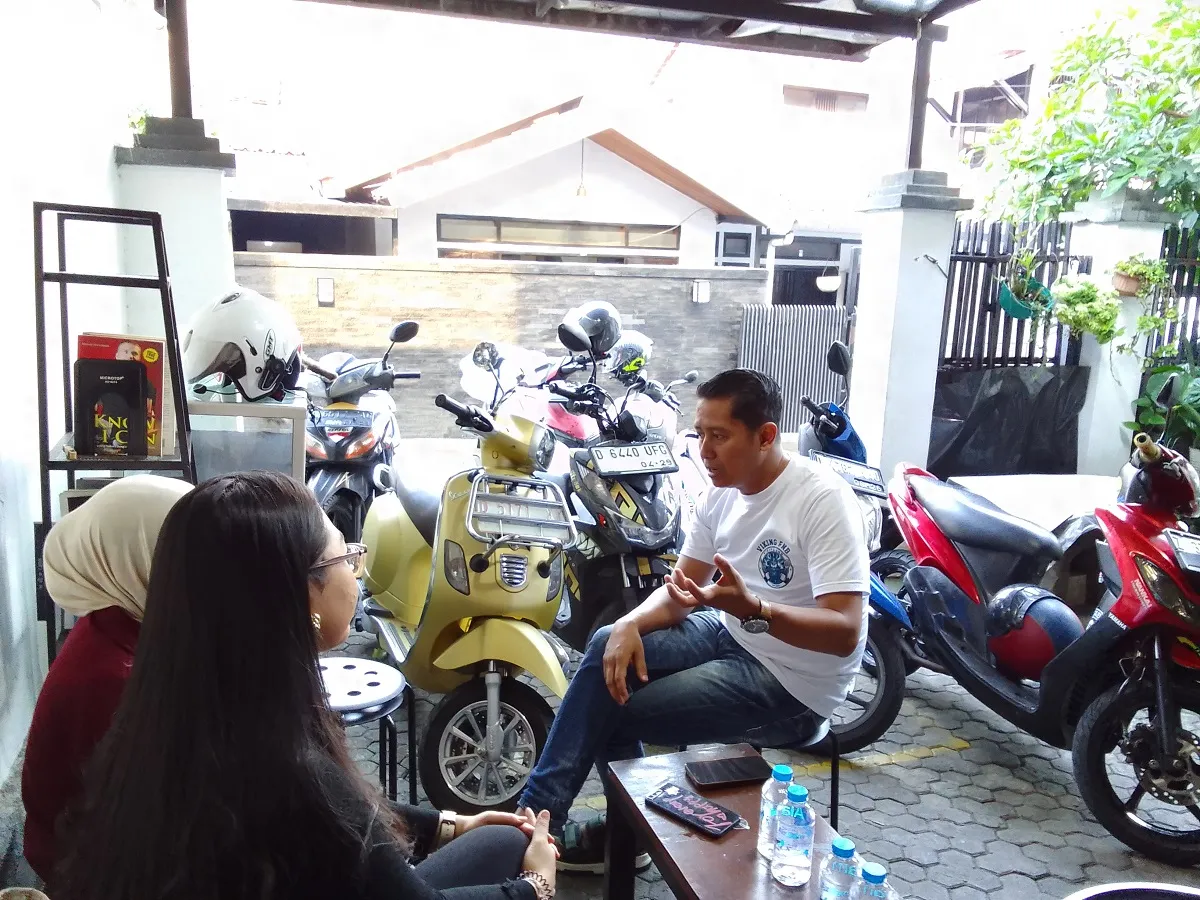Muchtar Koswara atau yang lebih akrab dipanggil Mang Eko (kaos putih). (Sumber: Ayobandung.id | Foto: Aris Abdulsalam)