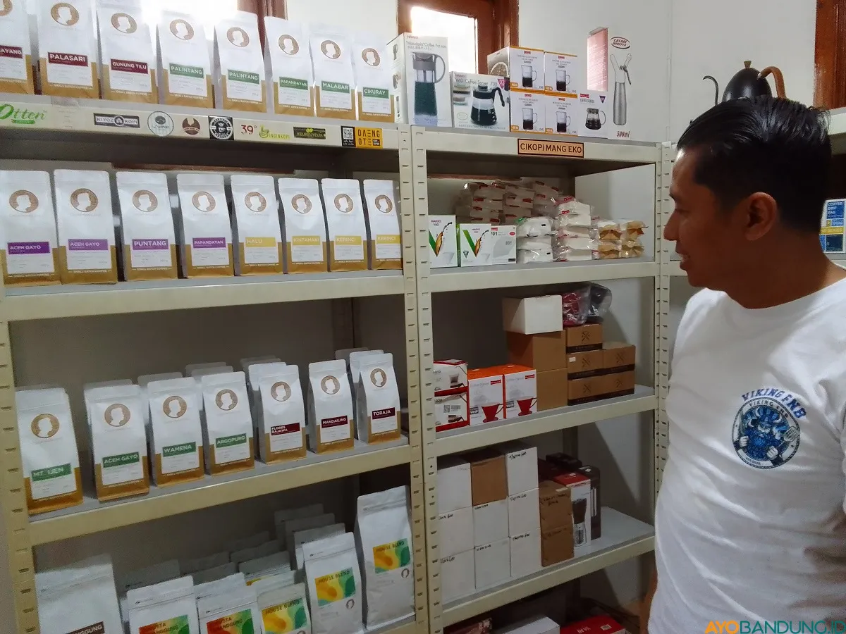 Muchtar Koswara atau yang lebih akrab dipanggil Mang Eko saat memperlihatkan produk-produk jualannya. (Sumber: Ayobandung.id | Foto: Aris Abdulsalam)