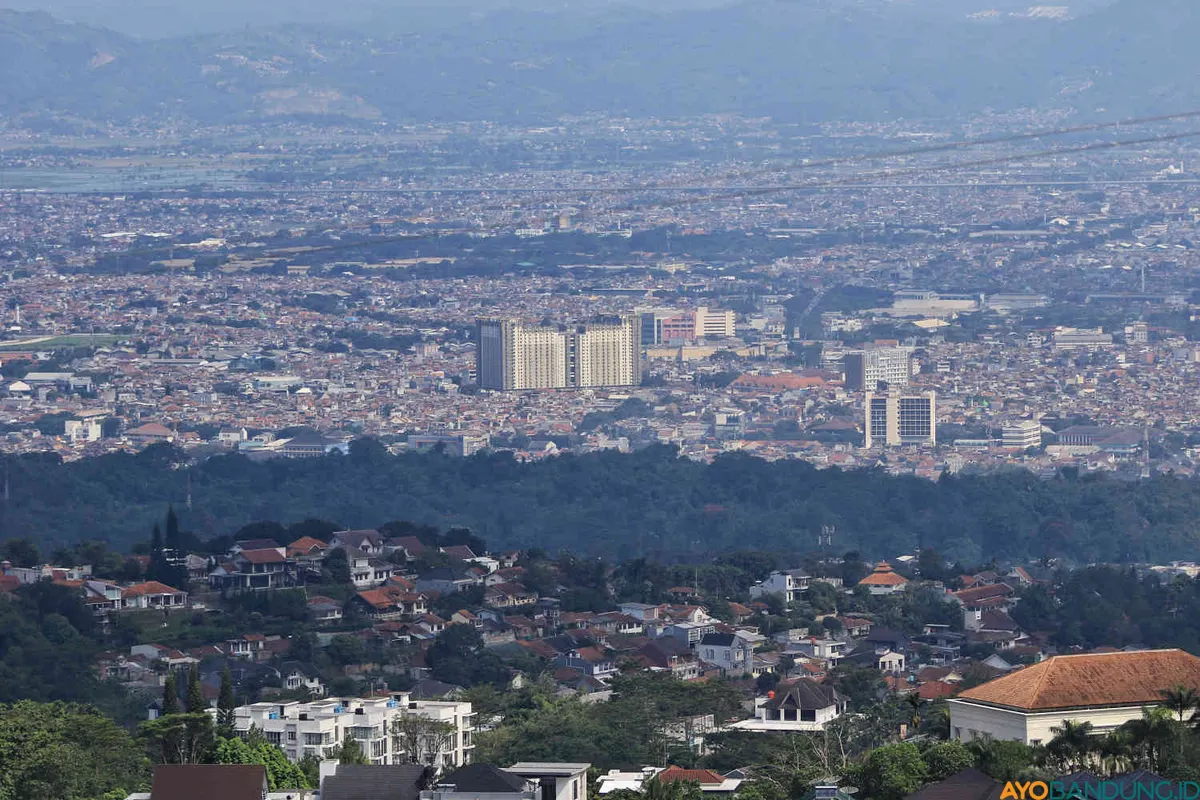 Kawasan padat penduduk di Kota Bandung, Senin 5 Mei 2025. (Sumber: ayobandung.id | Foto: Irfan Al Faritsi)