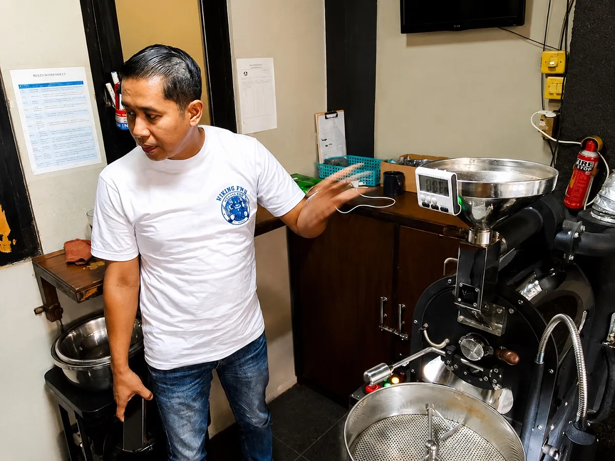 Muchtar Koswara pemiliki Cikopi Mang Eko. (Sumber: Ayobandung.id | Foto: Aris Abdulsalam)