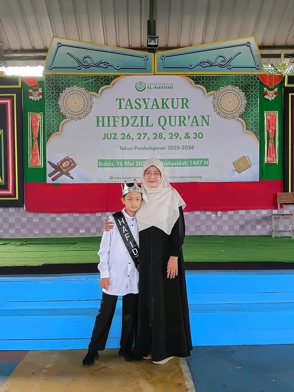 Aa Akil bersama istri melakukan foto sebelum dimulai Tasyakur Hifdzil Qur’an Juz 26, 27, 28, 29, dan 30 SDI Al-Amanah, Sabtu (16/5/2026) (Sumber: Dok Panitia)