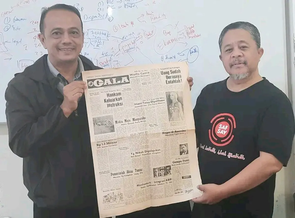 Penulis bersama jurnalis senior Enton Supriyatna Sind, Direktur Pemberitaan Koran Gala, penerus semangat dan perjalanan panjang surat kabar legendaris GALA. (Sumber: Dokumentasi Penulis | Foto: Kin Sanubary)