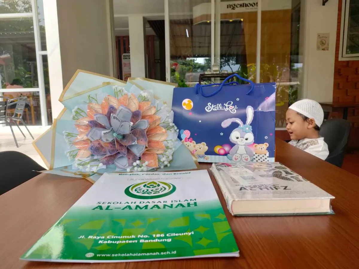 Kakang asyik menikmati kebersamaan yang hangat sambil menyerahkan bucket dan bingkisan alakadarnya kepada Aa Akil di Majas, Sabtu (16/5/2026) (Sumber: Istimewa | Foto: IBN GHIFARIE)
