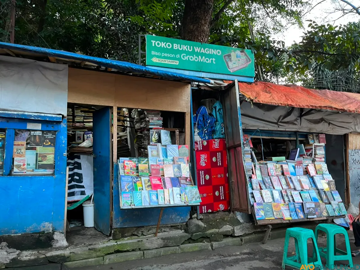 Rak-rak buku tua memenuhi toko milik Wagino M Putra di Dipatiukur, Bandung, yang hingga kini masih bertahan di tengah perubahan budaya membaca digital. (Sumber: ayobandung.id | Foto: Ilham Maulana)