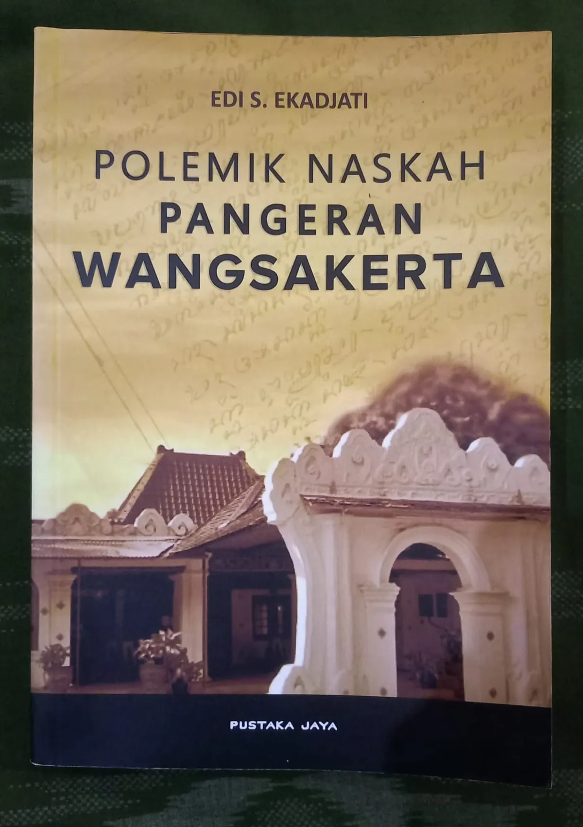 Buku Polemik Naskah Pangeran Wangsakerta (Sumber: Dokumentasi Pribadi | Foto: Topik Mulyana)