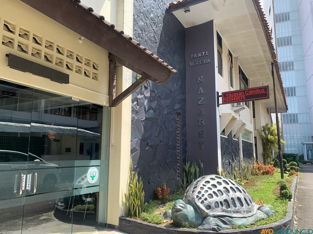 Pintu masuk Panti Tresna Werdha Nazareth. (Sumber: ayobandung.id | Foto: Halwa Raudhatul)