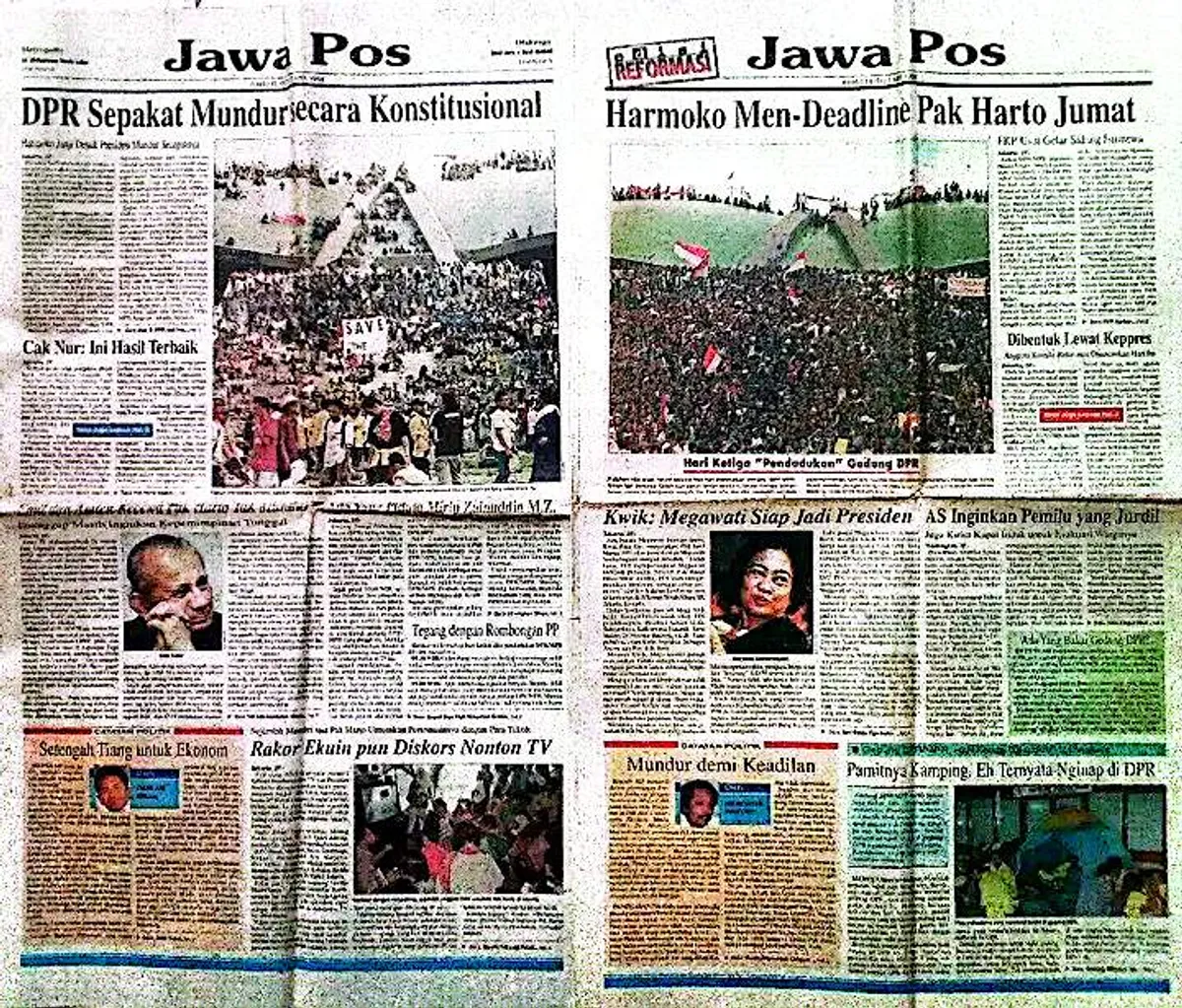 Mahasiswa menduduki Gedung MPR/DPR pada Mei 1998. (Sumber: Foto dimuat di surat kabar Jawa Pos edisi Mei 1998)