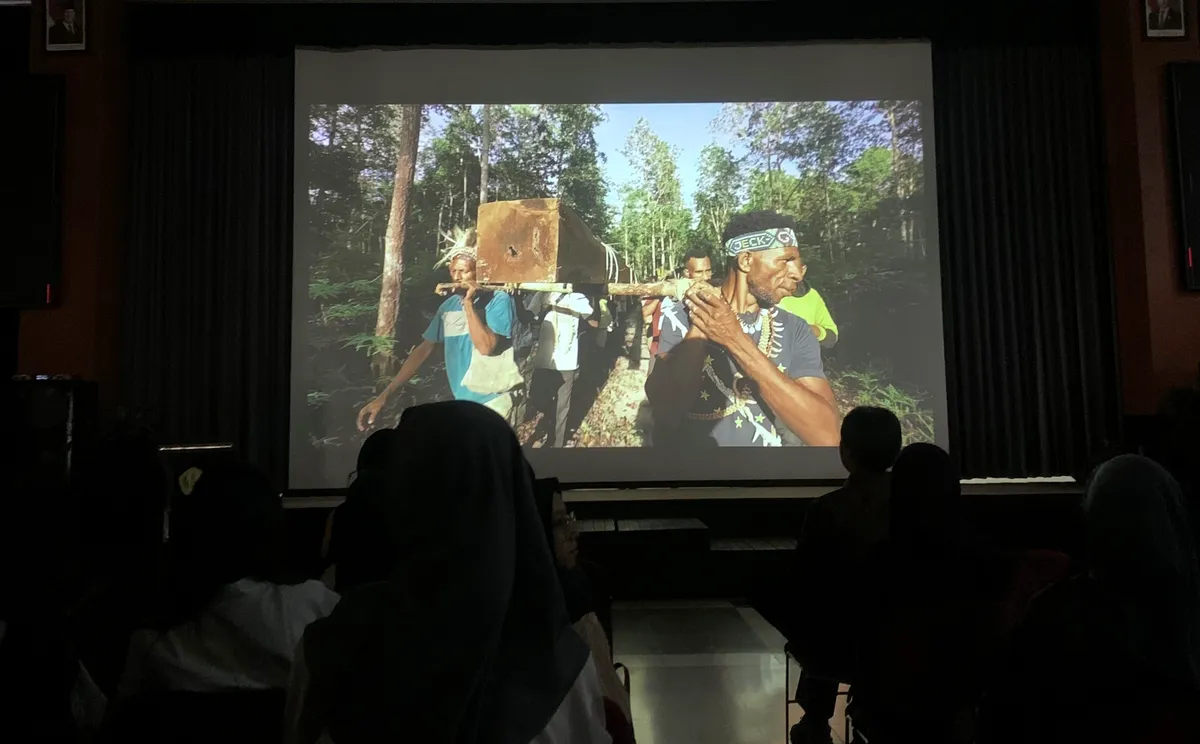 Suasana nobar Pesta Babi di Pusat Studi Bahasa Jepang Universitas Padjadjaran yang dihadiri ratusan cibitas akademis, Rabu 20 Mei 2026. (Sumber: ayobandung.id | Foto: Halwa Raudhatul)