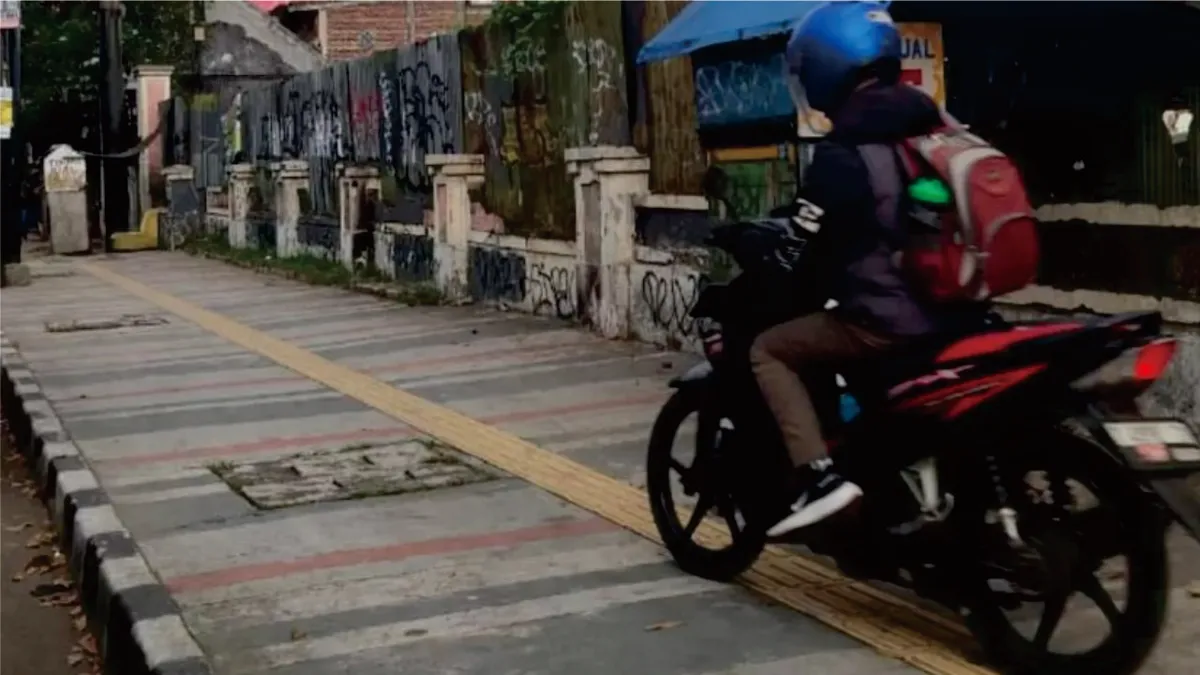 Pemotor melintasi trotoar. (Sumber: Magang Ayobandung/Miftahul Zikri)