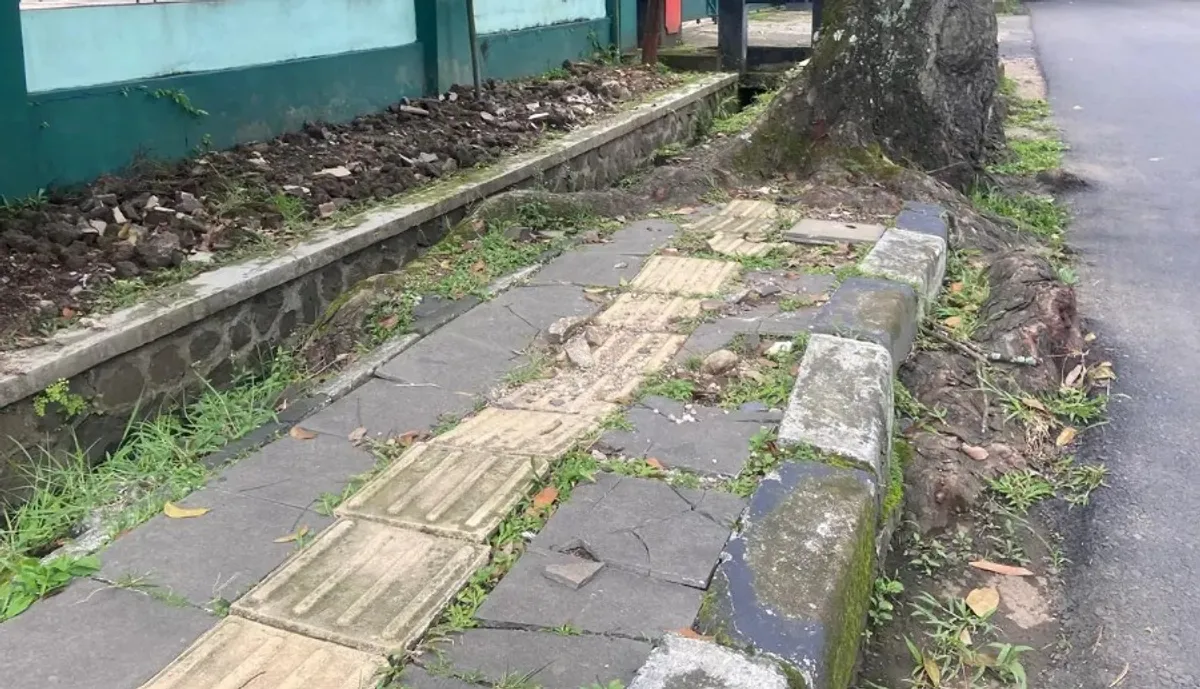 Trotoar di Jalan Gatot Subroto, Kota Bandung. (Sumber: Ayobandung.id | Foto: Mochamad Haykal)
