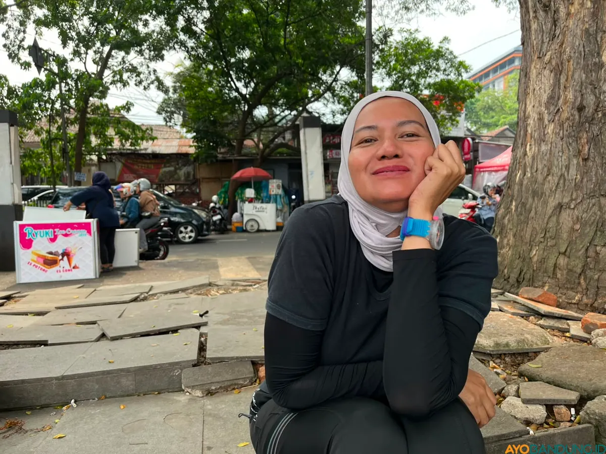 Ayu, salah satu perempuan pertama di Anti Leumpunk Club, menyebut leumpang bukan cuma olahraga, tapi juga ruang seseurian dan menjaga pertemanan. (Sumber: ayobandung.id | Foto: Ilham Maulana)