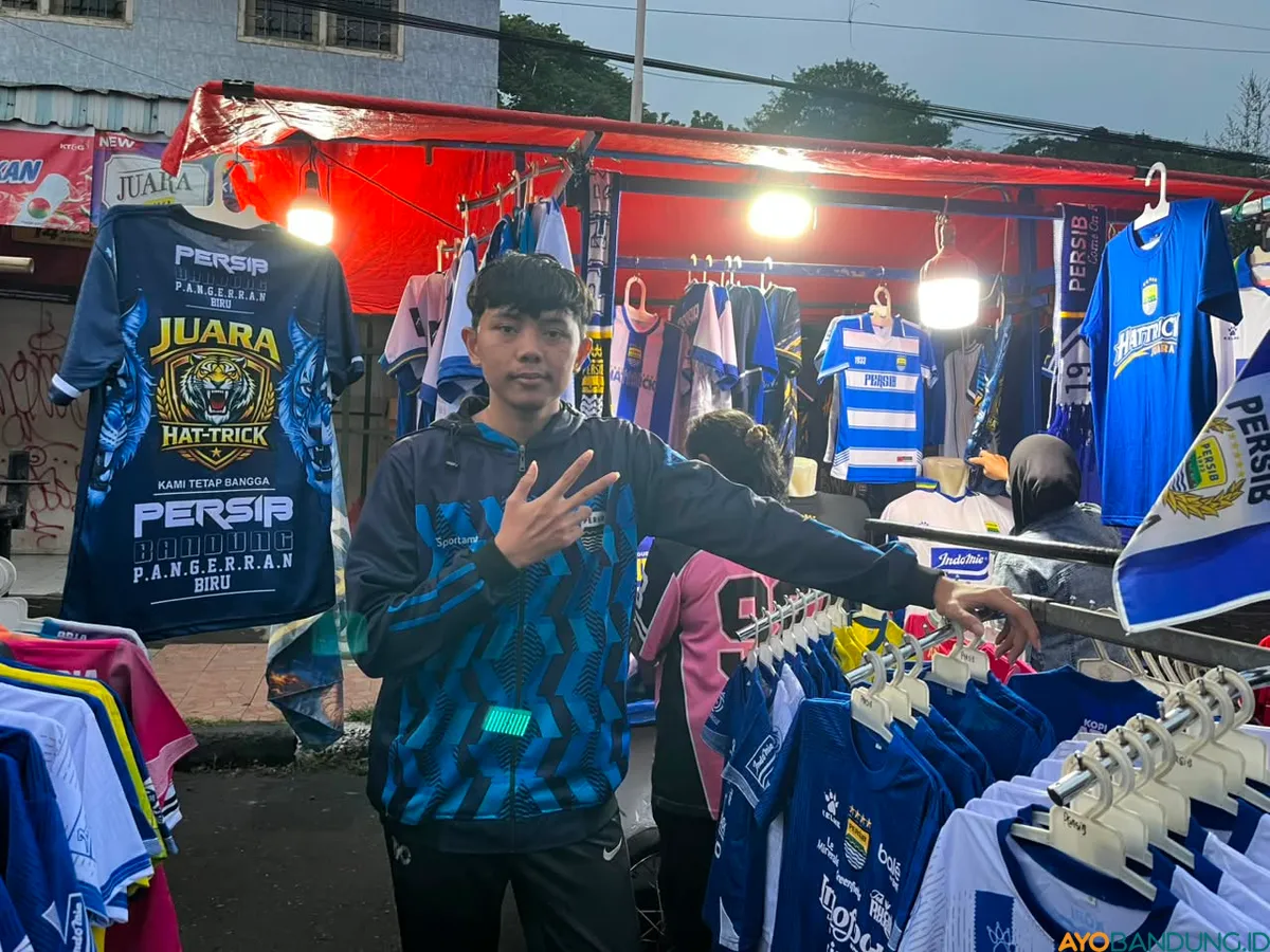 Bagi Kelvin, riuh persiapan juara Persib bukan sekadar urusan trofi, melainkan momen "lebaran" yang melipatgandakan rezeki di lapak jerseynya. (Sumber: ayobandung.id | Foto: Ilham Maulana)