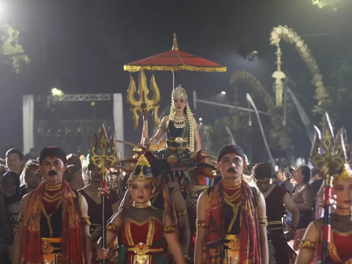Gubernur Jawa Barat Dedi Mulyadi dan peserta memeriahkan Kirab Budaya Milangkala Tatar Sunda di Jalan Diponegoro, Kota Bandung, Sabtu 16 Mei 2026. (Sumber: Ayobandung.id | Foto: Irfan Al-Faritsi)