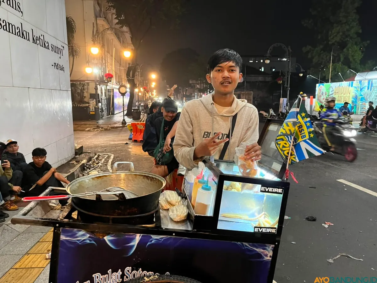Abdul Syukur atau Gapuy mengaku omzet jualan tahu bulatnya naik hingga tujuh kali lipat saat perayaan juara Persib. (Sumber: ayobandung.id | Foto: Ilham Maulana)