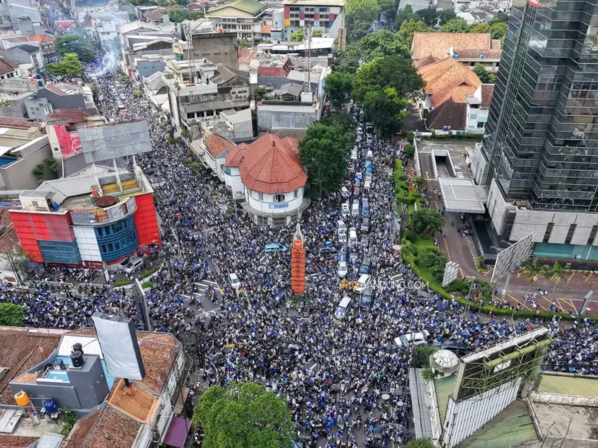 Puluhan ribu bobotoh memenuhi jalan Asia-Afrika, Kota Bandung saat konvoi Persib Bandung juara Super League 2025-2026, Sabtu 24 Mei 2026. (Sumber: Ayobandung.com | Foto: Irfan Al-Faritsi)