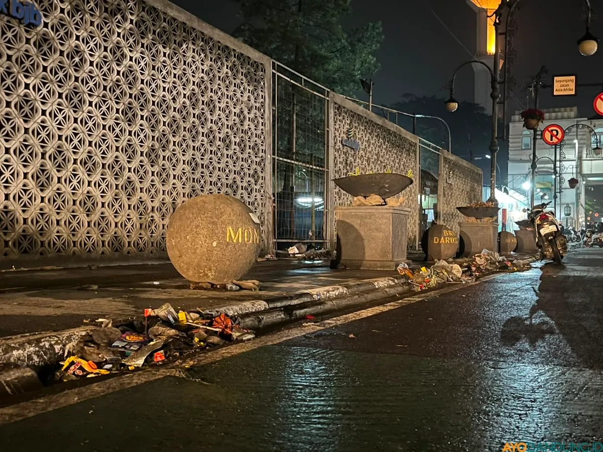 Sampah bekas konvoi Persib di Jalan Asia Afrika, Kota Bandung, Minggu 24 Mei 2026. (Sumber: ayobandung.id | Foto: Ilham Maulana)