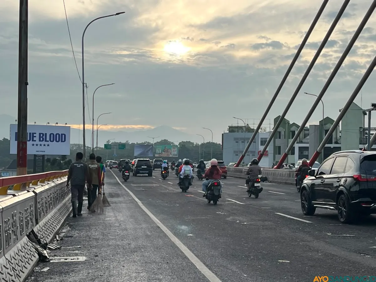 Warga bersama petugas kebersihan membersihkan sampah di Jembatan Pasupati sejak Senin, 25 Mei 2026, subuh. (Sumber: ayobandung.id | Foto: Ilham Maulana)
