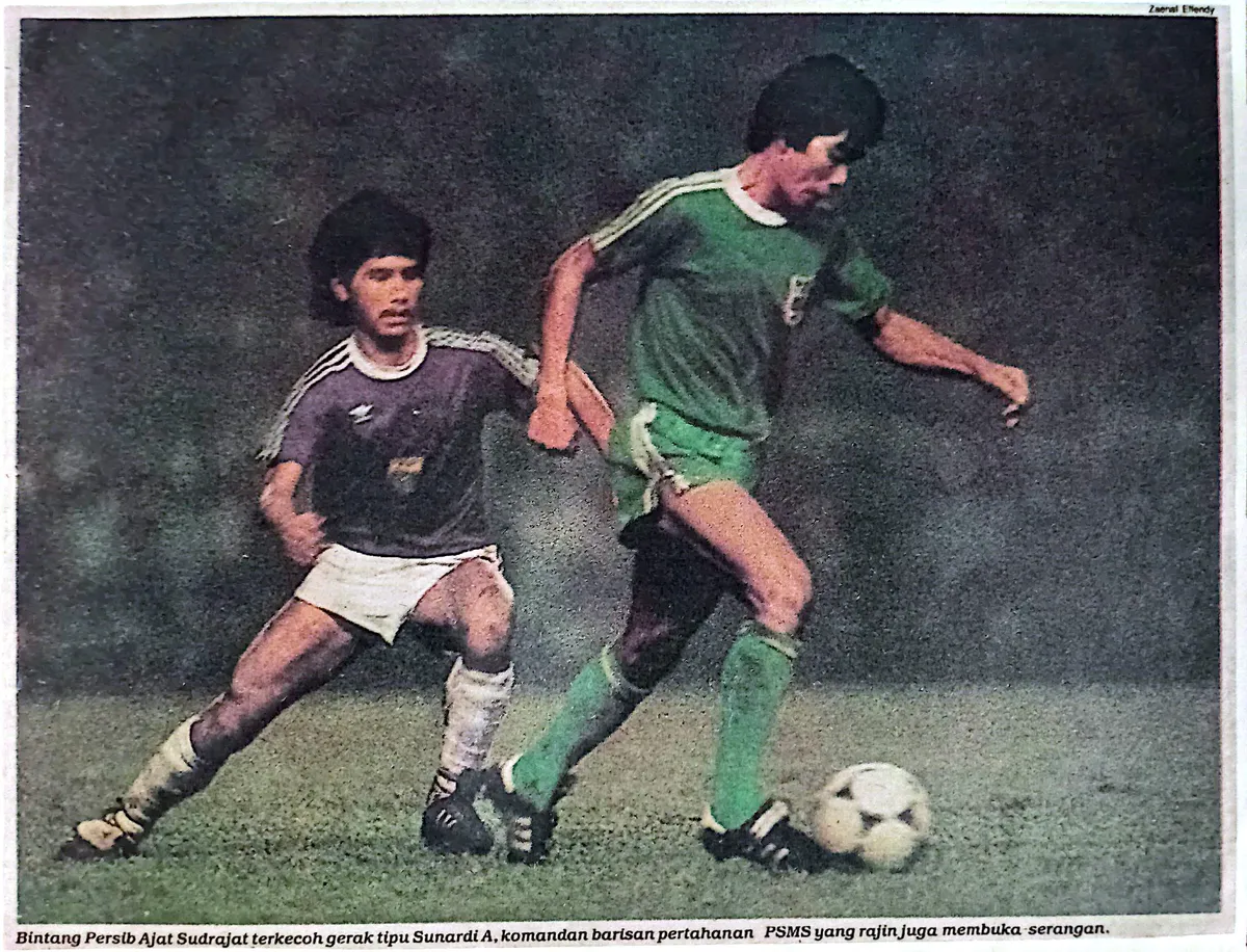 Bintang Persib Ajat Sudrajat terkecoh gerak tipu Sunardi B, komandan barisan pertahanan PSMS. (Sumber: koleksi Kin Sanubary | Foto: kliping dari tabloid olahraga BOLA edisi Februari 1983)