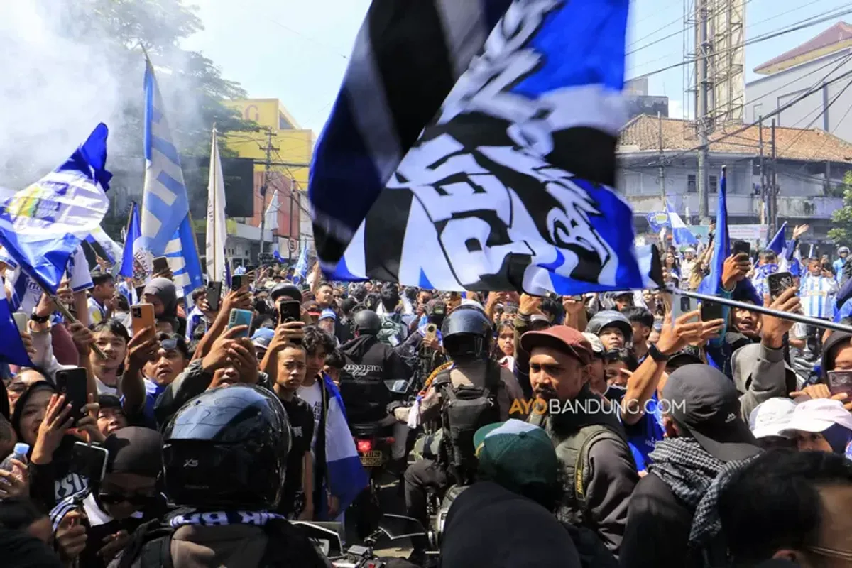 Ribuan Bobotoh mengikuti konvoi perayaan juara Super League 2025–2026 di Kota Bandung, Minggu 24 Mei 2026. (Sumber: Ayobandung.com | Foto: Irfan Al-Faritsi)