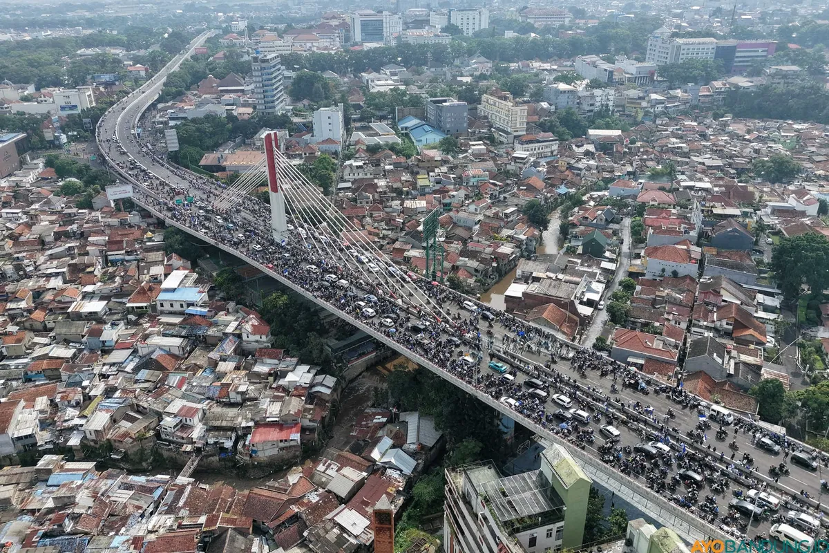 Foto udara suasana Jembatan Layang Mochtar Kusumaatmadja, Kota Bandung, saat konvoi Persib Bandung, Sabtu 24 Mei 2026. (Sumber: ayobandung.id | Foto: Irfan Al Faritsi)