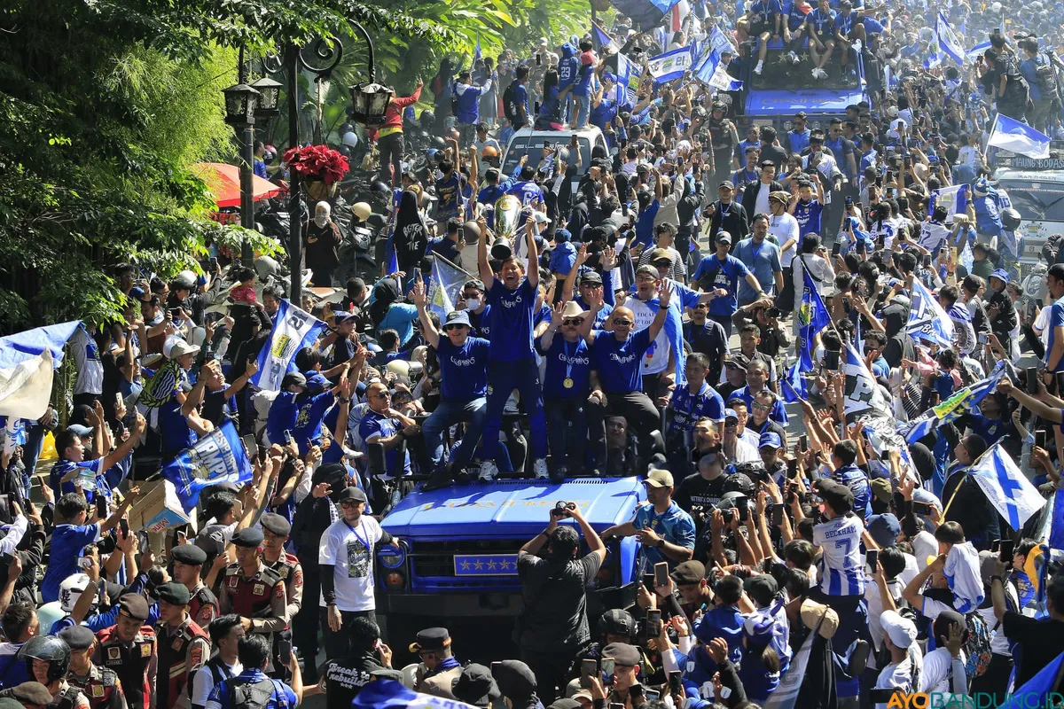 Pemain dan offisial Persib Bandung menyapa ribuan Bobotoh saat mengikuti konvoi perayaan juara Super League 2025–2026 di Kota Bandung, Minggu 24 Mei 2026. (Sumber: ayobandung.id | Foto: Irfan Al Faritsi)