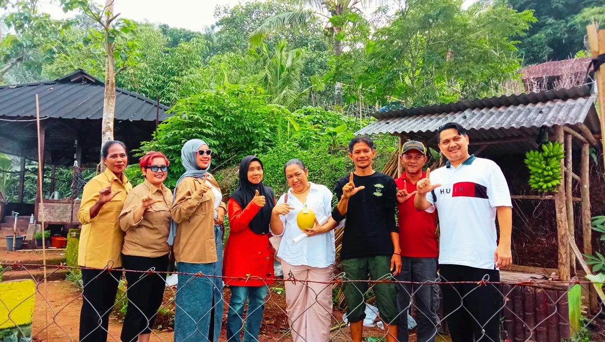 Kepala Desa Margamukti, Siti Nuraeni Sofa (tengah berjilbab hitam baju orange) saat acara promosi B2B budidaya melon premium. (Sumber: Ayobandung.id | Foto: Aris Abdulsalam)