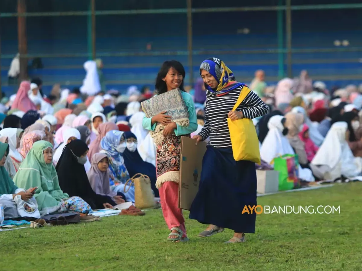 Umat Islam melaksanakan shalat Idul Adha di Lapangan Lodaya, Kota Bandung, Rabu 28 Juni 2023. (Sumber: Ayobandung.com | Foto: Irfan Al-Faritsi)
